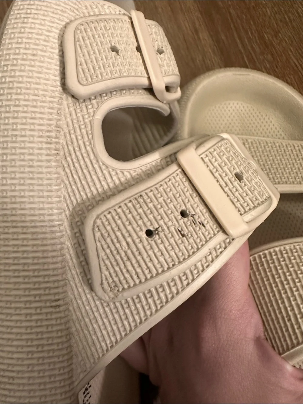 Cushionaire Women’s Cream Double-Buckle Cloud Slide Sandals Size 9